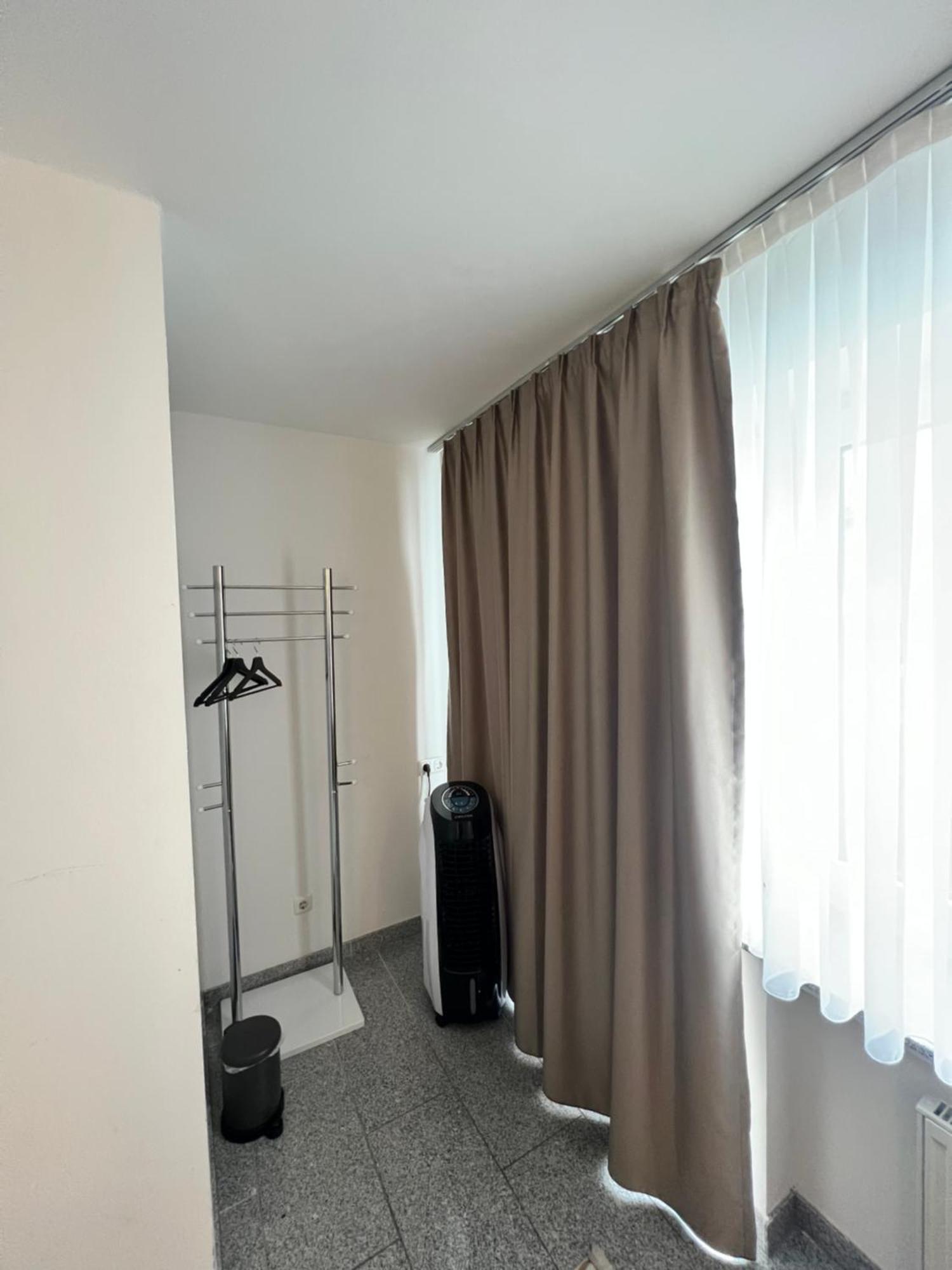 Budget Rooms Just For Sleeping - Digital Access Köln Eksteriør bilde
