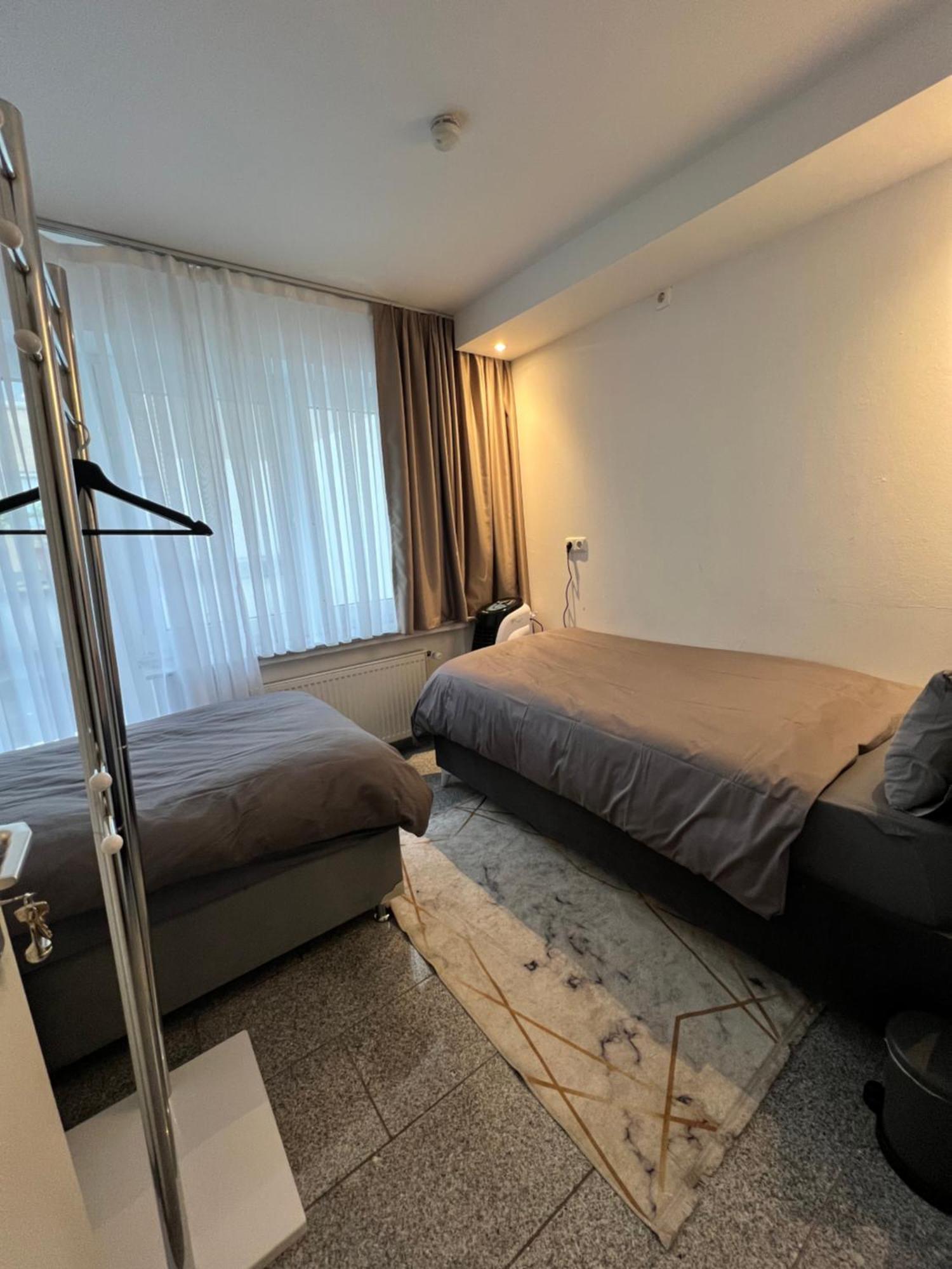 Budget Rooms Just For Sleeping - Digital Access Köln Eksteriør bilde